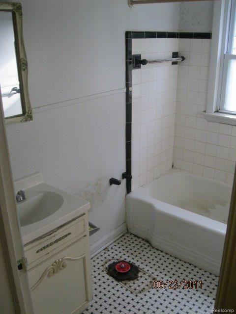 12896 Riad Street Detroit, MI 48224 - Photo 5 of 9 Bathroom