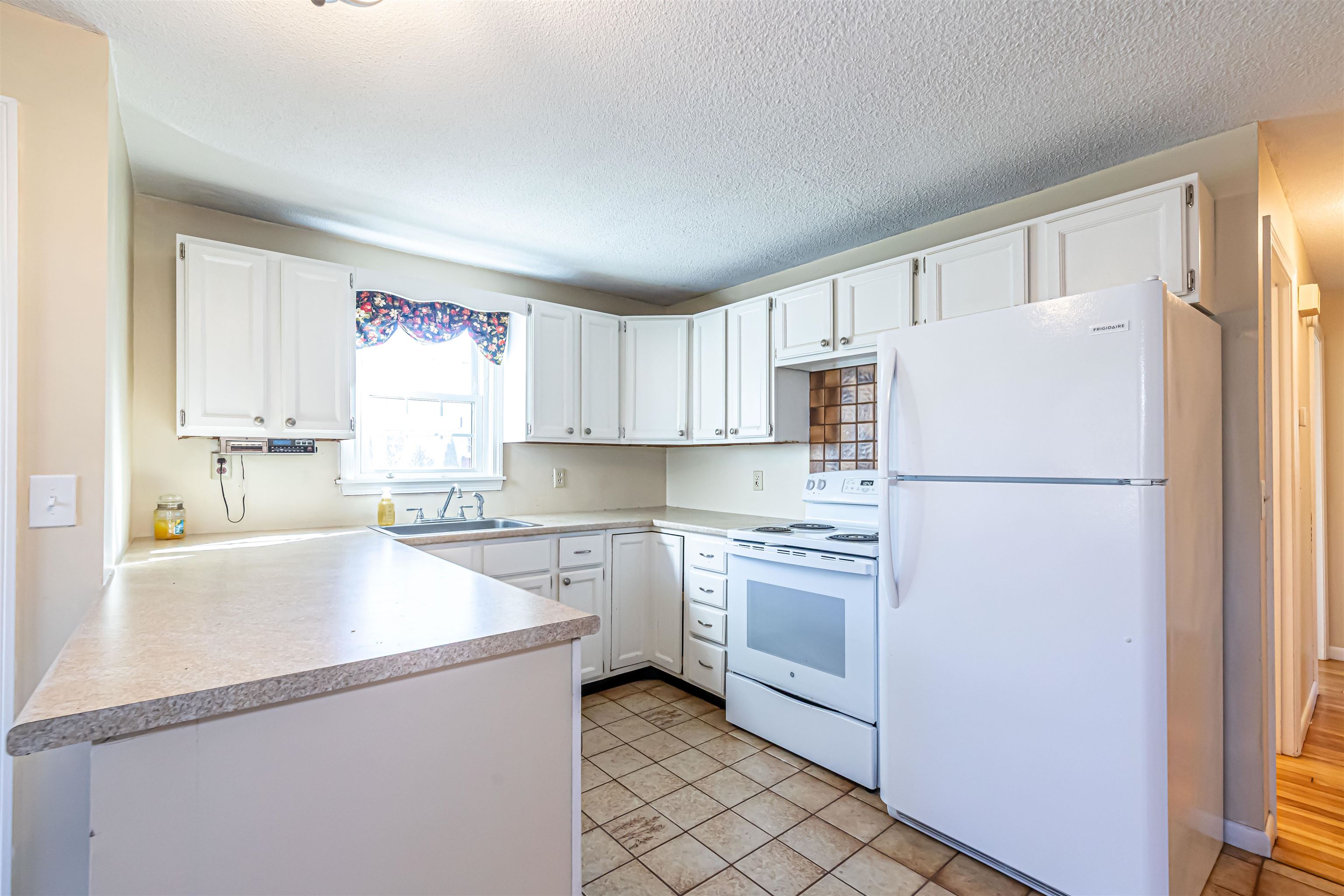 30 Gendron Street Nashua, NH 03062 - Photo 6 of 31