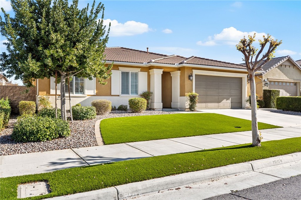 28386 Fox Ridge Cove Menifee, CA 92585 - Photo 2 of 48 a view of a house with a swimming pool and a yard