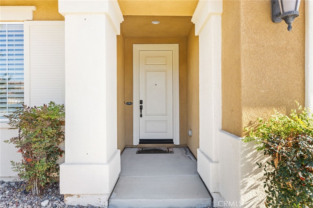 28386 Fox Ridge Cove Menifee, CA 92585 - Photo 4 of 48 a view of a bathroom with a tub