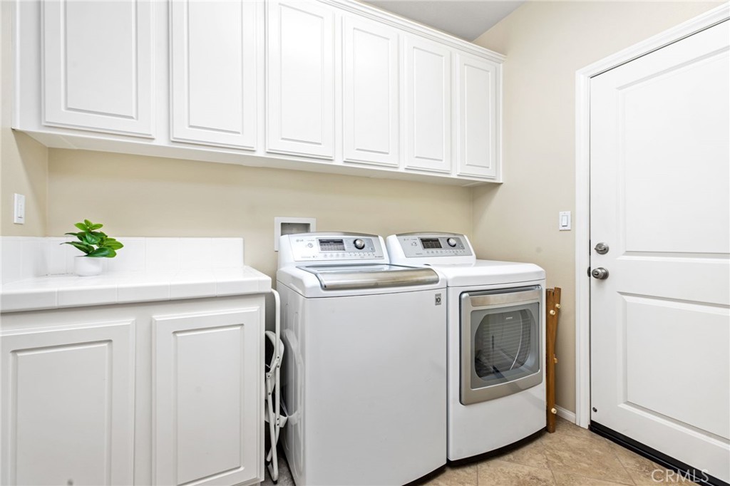 28386 Fox Ridge Cove Menifee, CA 92585 - Photo 8 of 48 a utility room with sink dryer and washer
