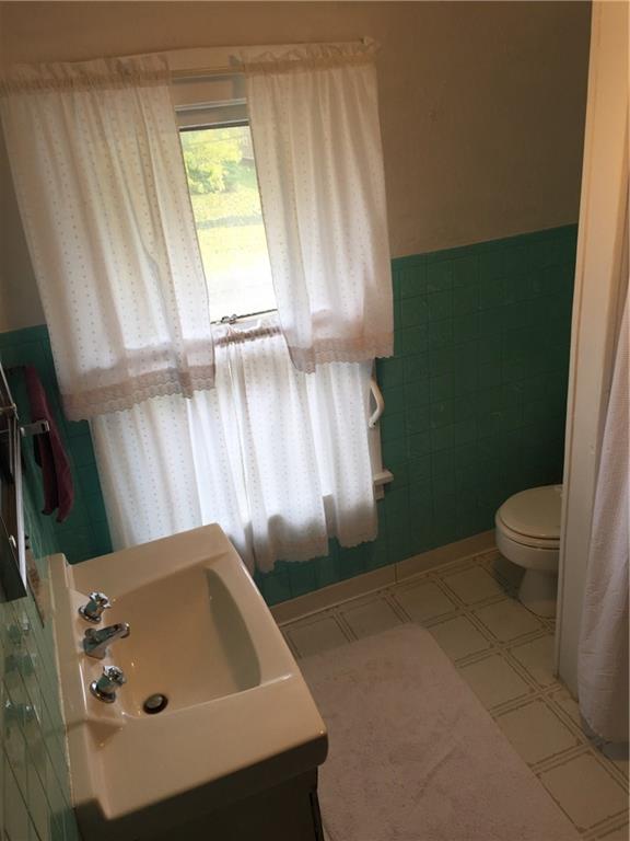 757 South State Line Road Sharon, PA 16146 - Photo 14 of 19 Upstairs bathroom.