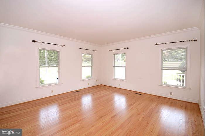 5709 Williams Road Hydes, MD 21082 - Photo 10 of 29 Living Room