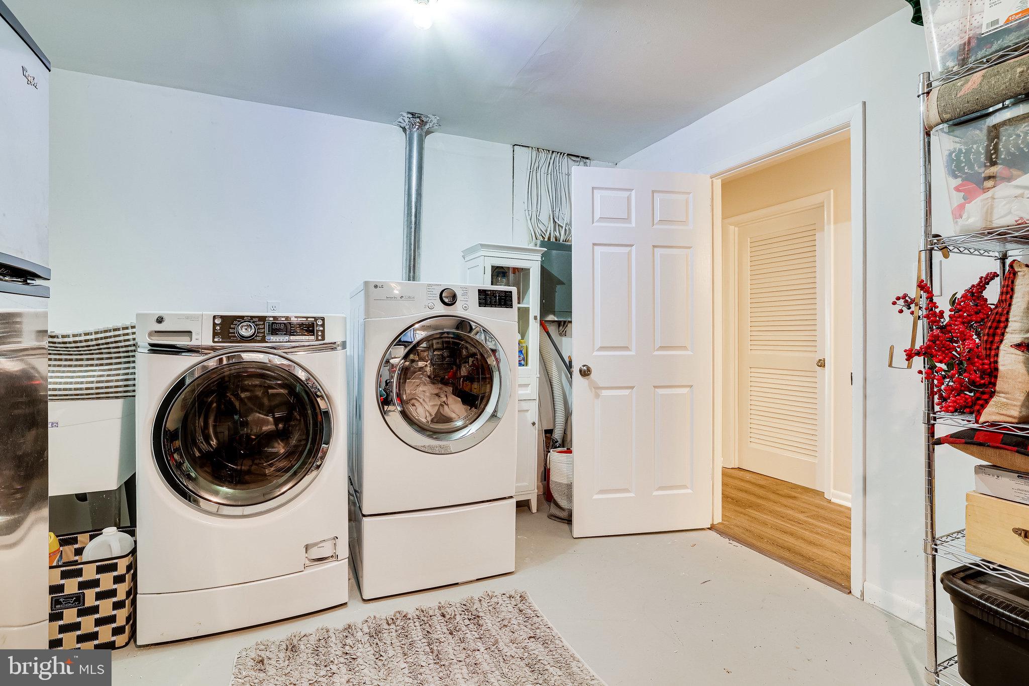 11716 Newbridge Court Reston, VA 20191 - Photo 69 of 79 Front Loading Washer and Dryer located in ...