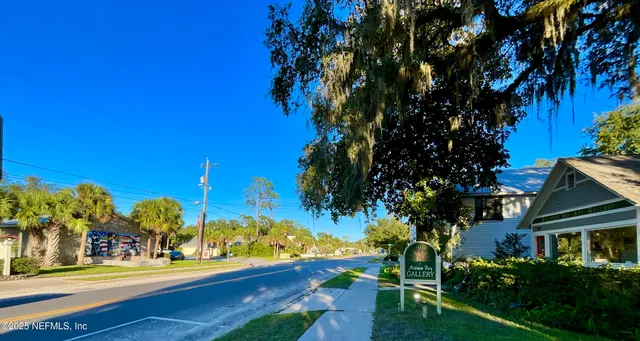 a view of a yard with an tree