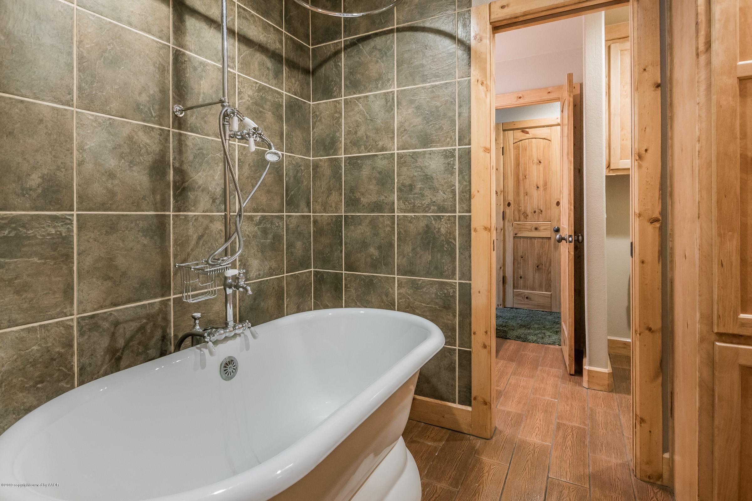 7800 Bayswater Road Amarillo, TX 79119 - Photo 26 of 34 Jack/Jill Bath