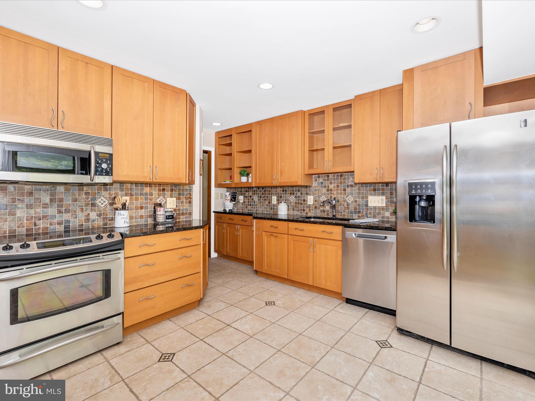 23933 Stringtown Road Clarksburg, MD 20871 - Photo 17 of 52 Kitchen has SS Appliances & Attractive Backsplash