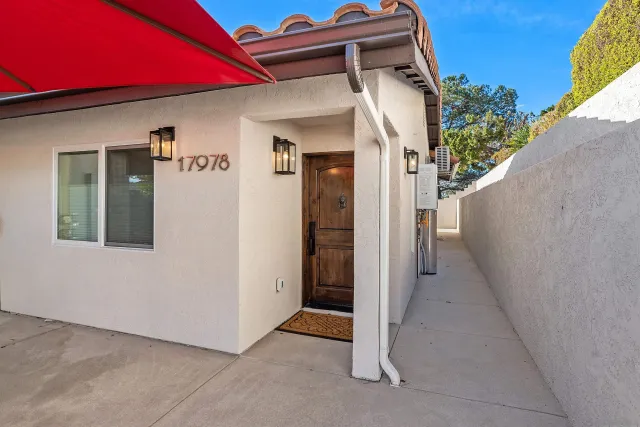 a view of a house with entryway and a yard