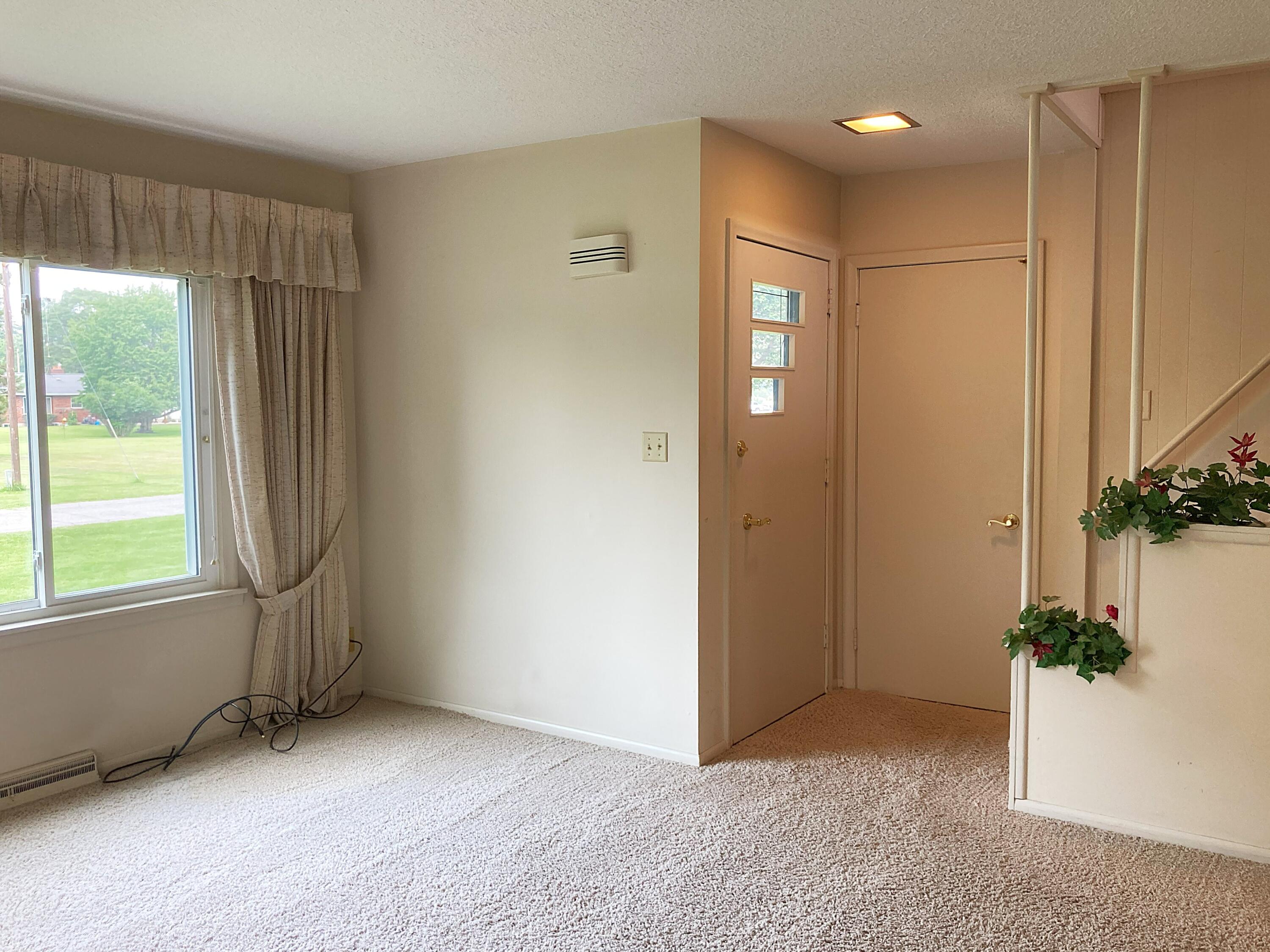 503 West Gilson Street Edmore, MI 48829 - Photo 11 of 52 Family Room