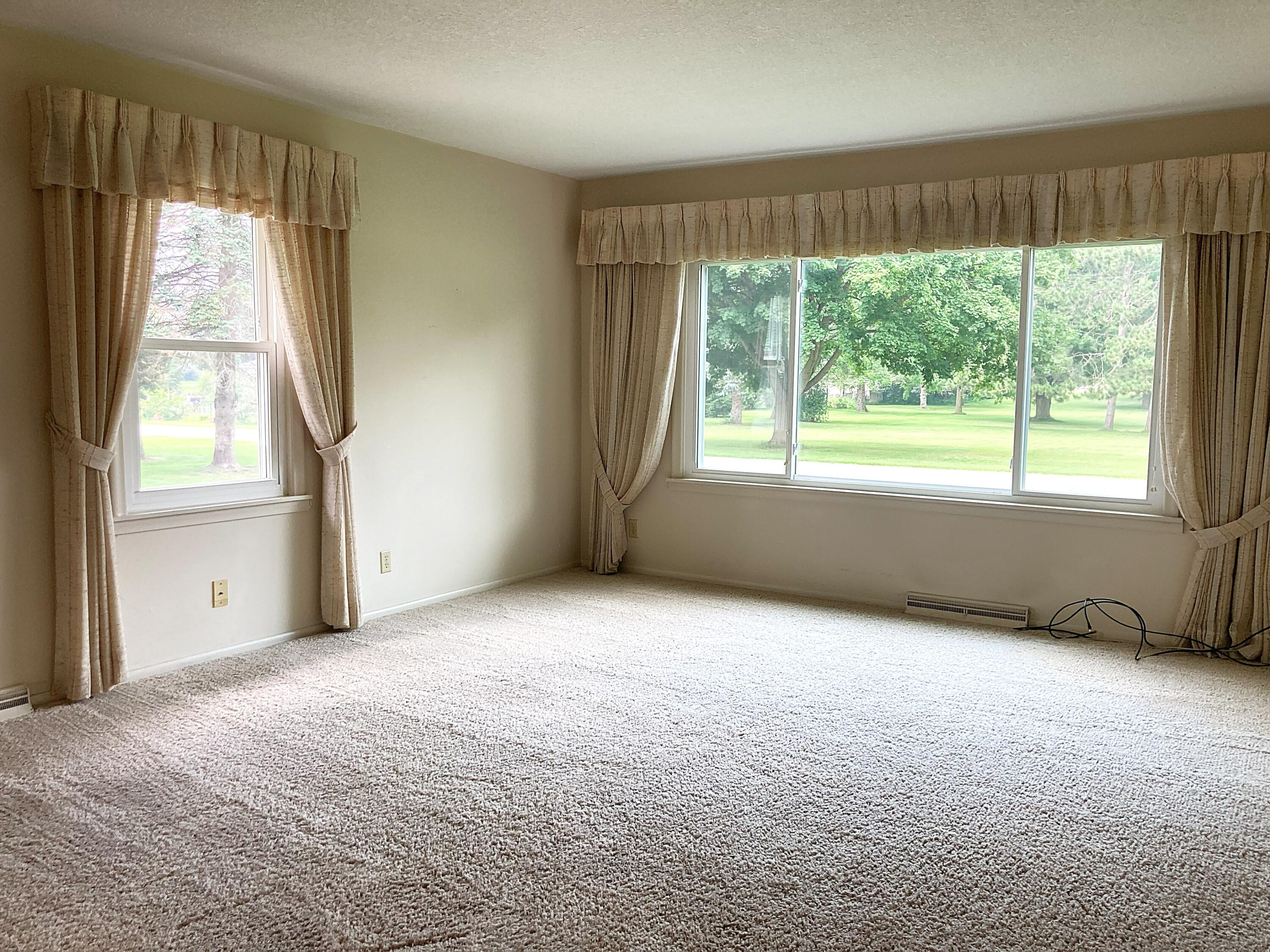 503 West Gilson Street Edmore, MI 48829 - Photo 13 of 52 Living Room