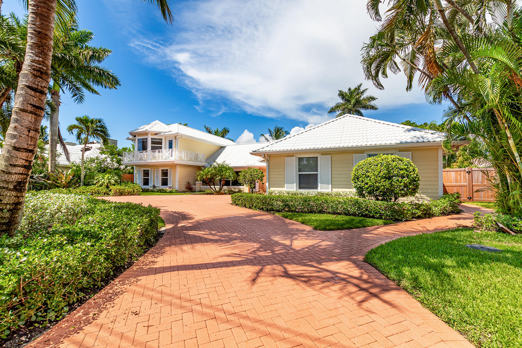 75 River Drive Tequesta, FL 33469 - Photo 4 of 42 Front