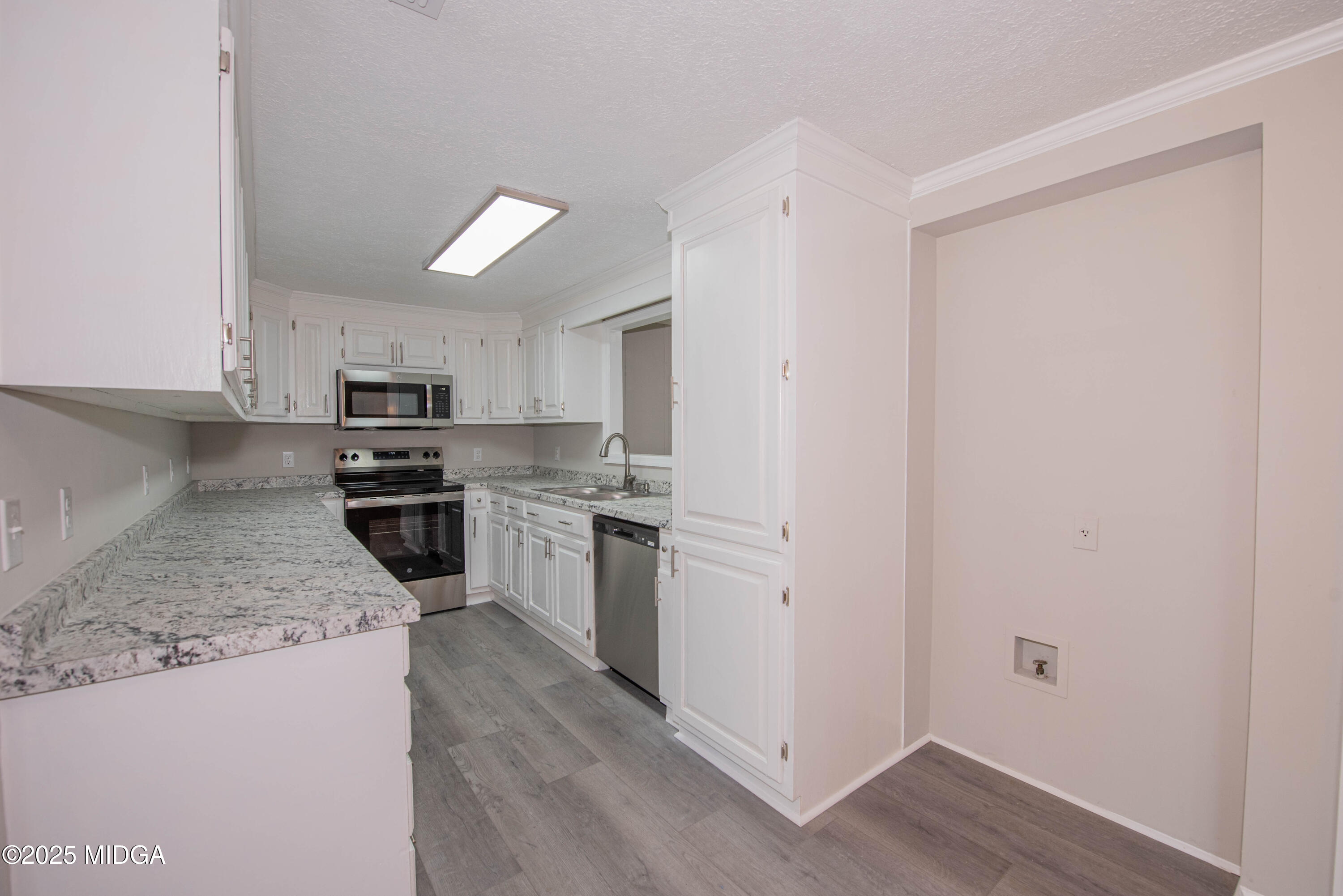 9 Friar Tuck Road Reynolds, GA 31076 - Photo 27 of 48 a kitchen with stainless steel appliances granite countertop a stove a sink and a refrigerator