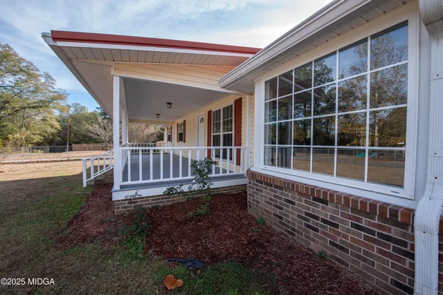 a view of a house with a backyard