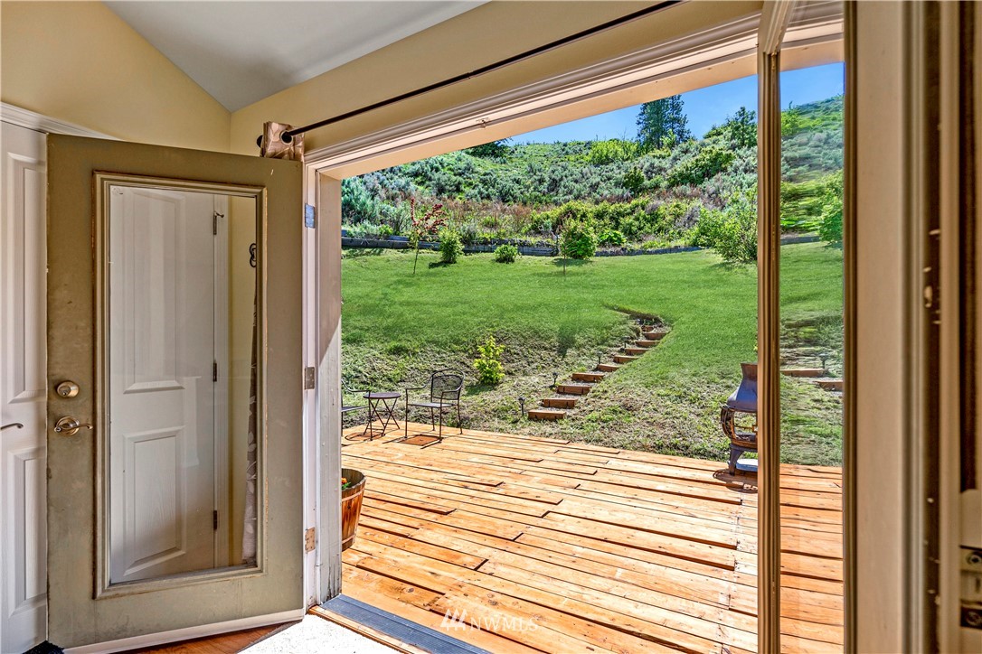 1209 Wenatchee Heights Road Wenatchee, WA 98801 - Photo 4 of 40 Gallery Image 4