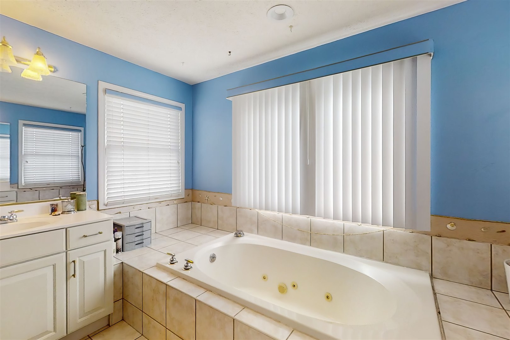 4 Cloverhill Circle Bloomington, IL 61705 - Photo 42 of 63 a bathroom with a bathtub sink and mirror
