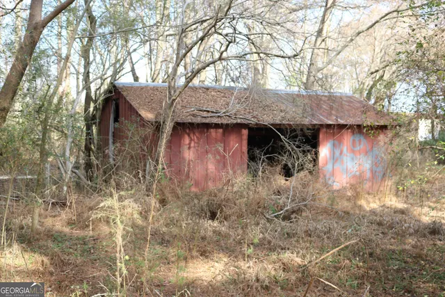 a view of backyard with tree