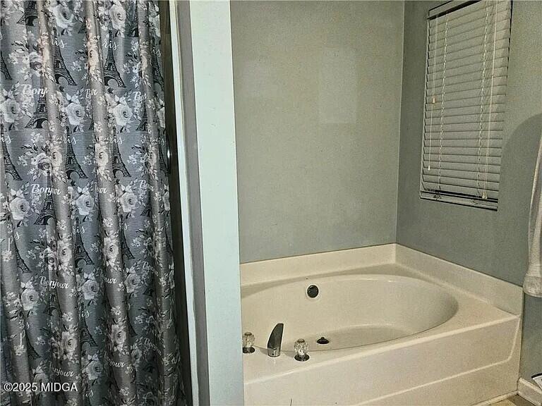1500 Labonte Parkway McDonough, GA 30253 - Photo 9 of 15 a bathroom with a bathtub