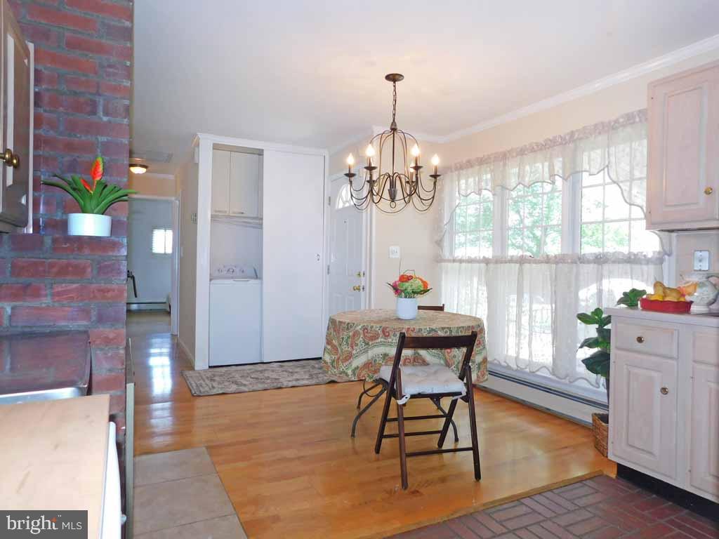 Eat-In Kitchen