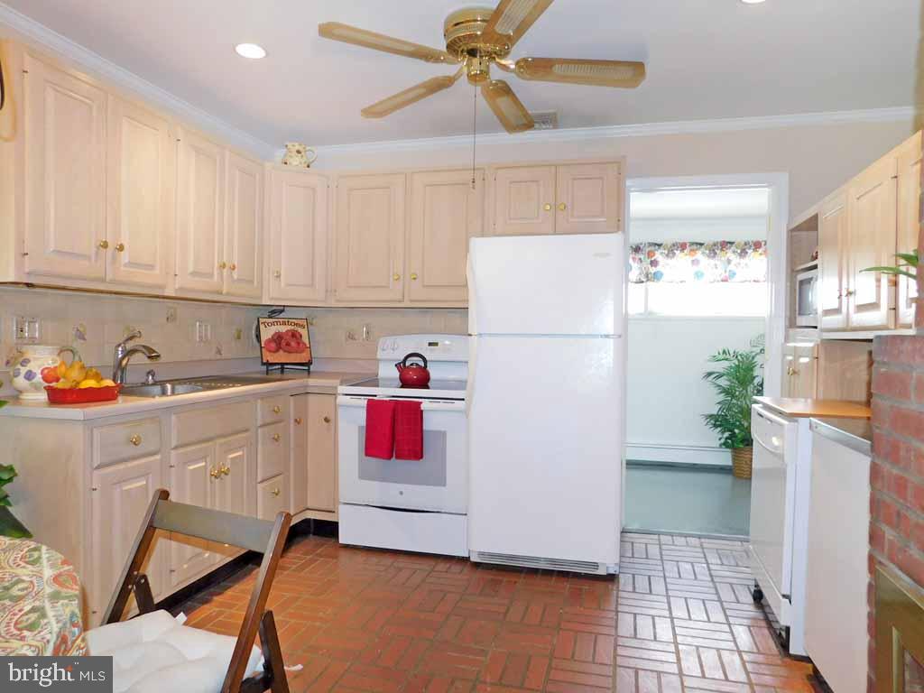 10 Beechtree Road Levittown, PA 19057 - Photo 8 of 18 Kitchen