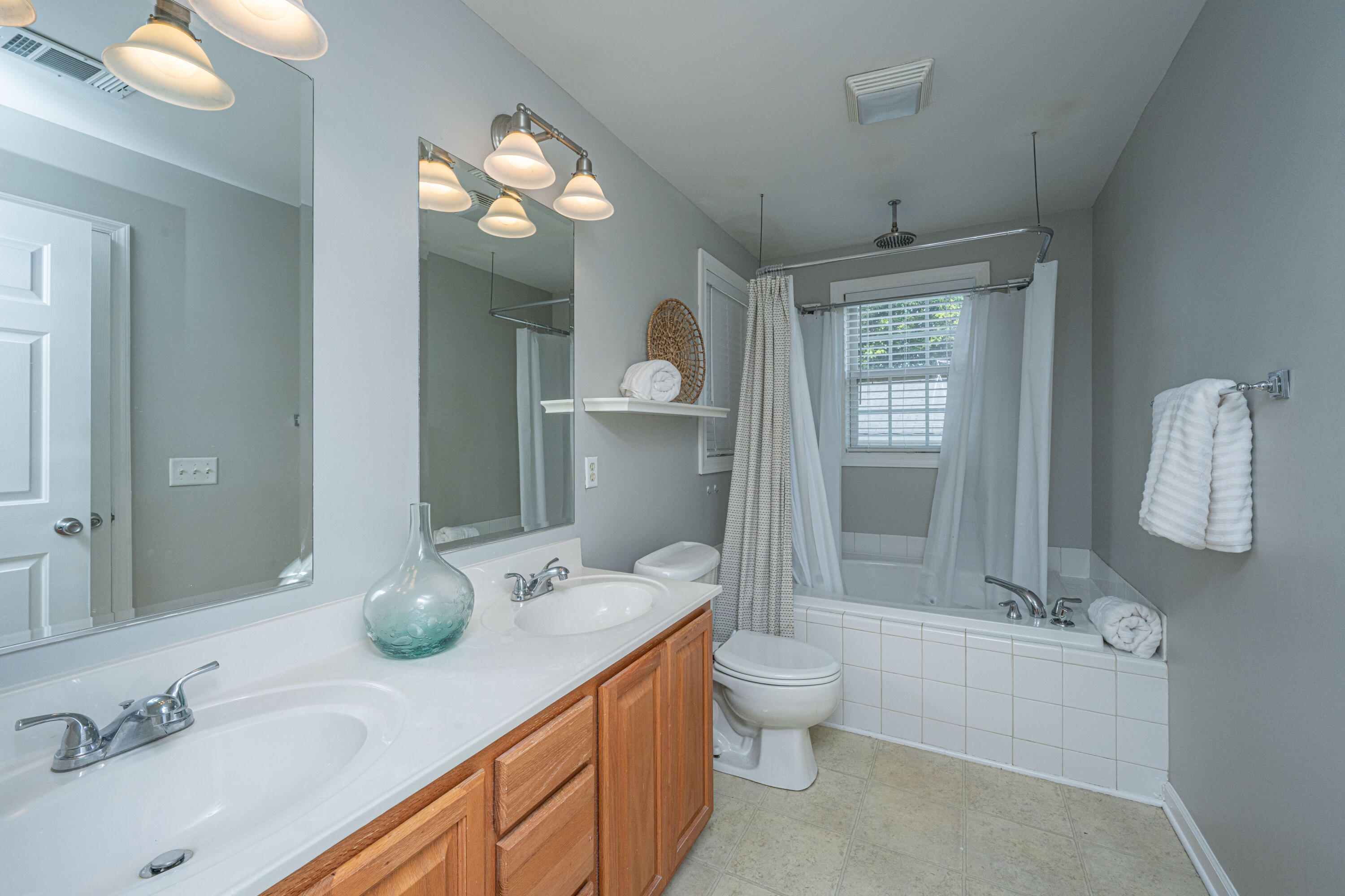 118 Congress Street, Unit B Charleston, SC 29403 - Photo 27 of 32 Primary bath 2