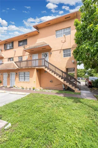$2,000 | 2261 West 53rd Street, Unit 13, Hialeah, FL 33016