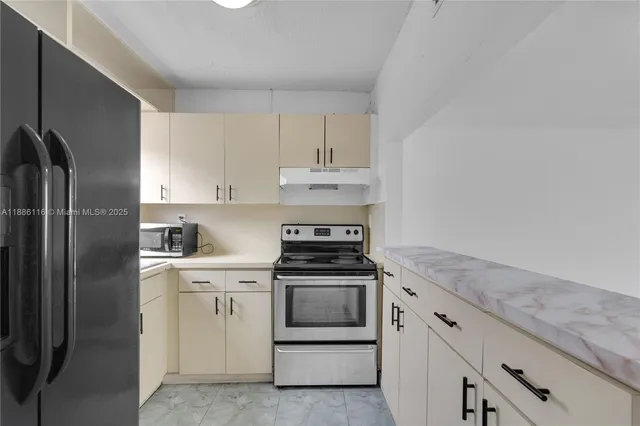 $2,000 | 2261 West 53rd Street, Unit 13, Hialeah, FL 33016