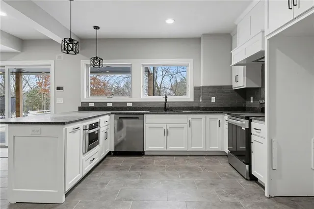 $1,850,000 | 11105 Northwest 77th Terrace, Parkville, MO 64152