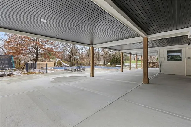 $1,850,000 | 11105 Northwest 77th Terrace, Parkville, MO 64152