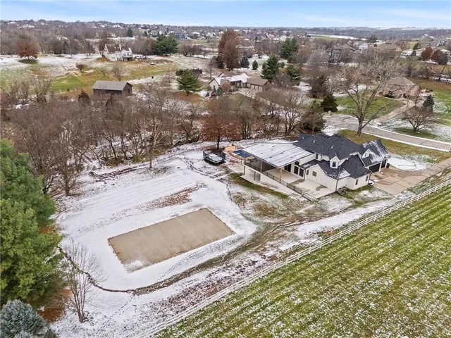 $1,850,000 | 11105 Northwest 77th Terrace, Parkville, MO 64152