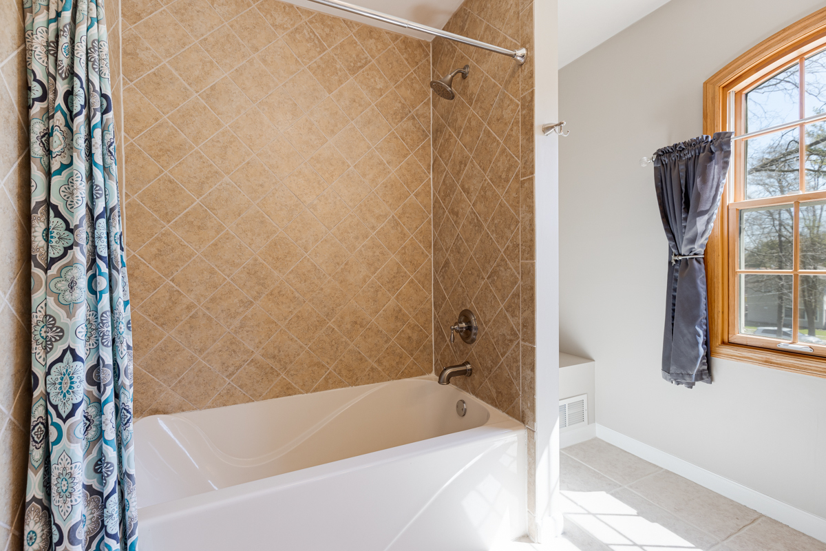 102 Harding Avenue Fox River Grove, IL 60021 - Photo 25 of 29 a bathroom with a bathtub and shower