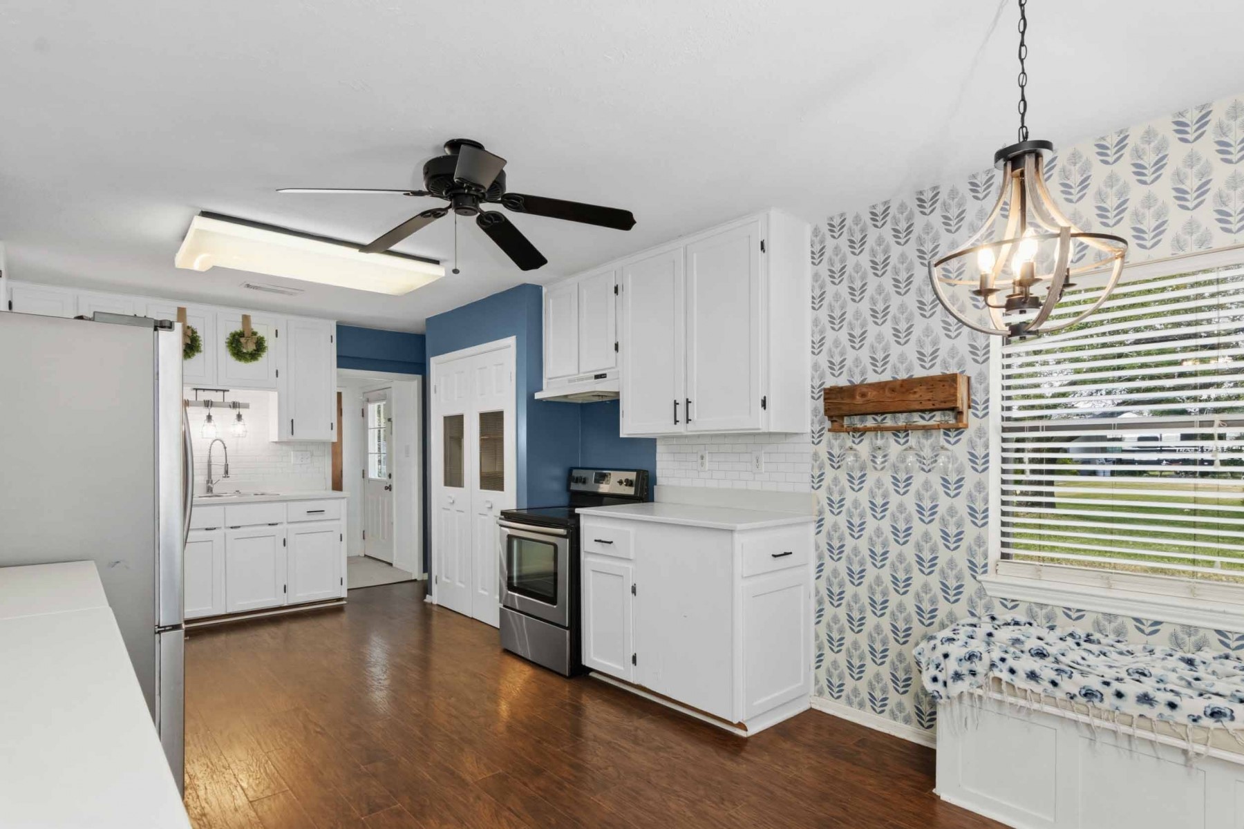 2926 Beverly Road Pasadena, TX 77503 - Photo 10 of 23 Charming and chic kitchen.