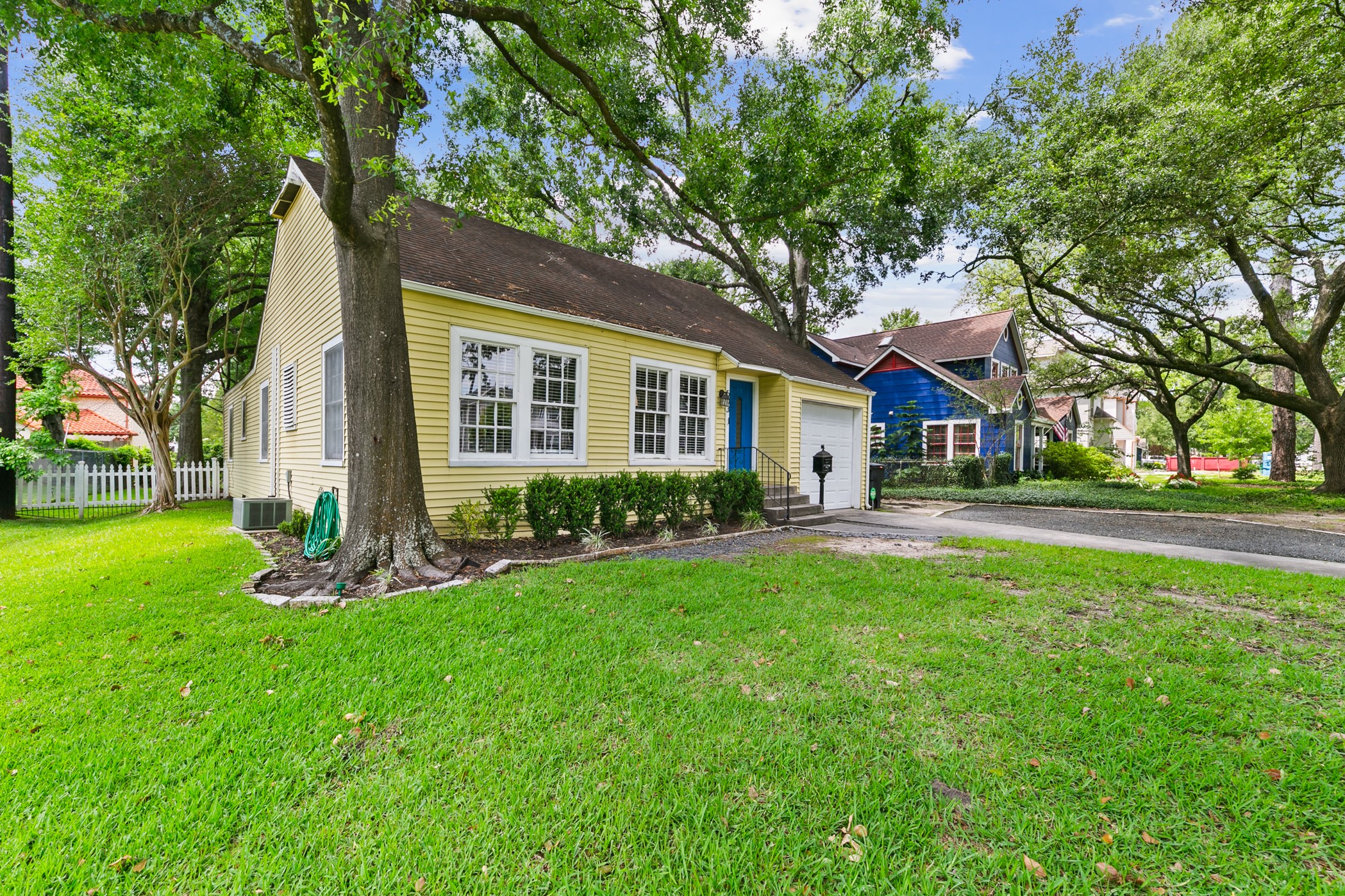 503 West 33rd Street Houston, TX 77018 - Photo 3 of 34 Charming single-story home. It has an attached garage with washer and dryer connections.