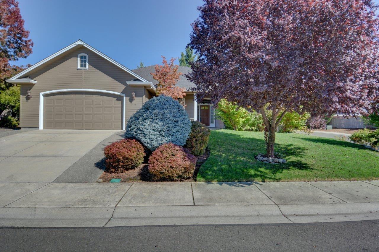 346 Ridgeway Avenue Central Point, OR 97502 - Photo 1 of 24 Primary Photo