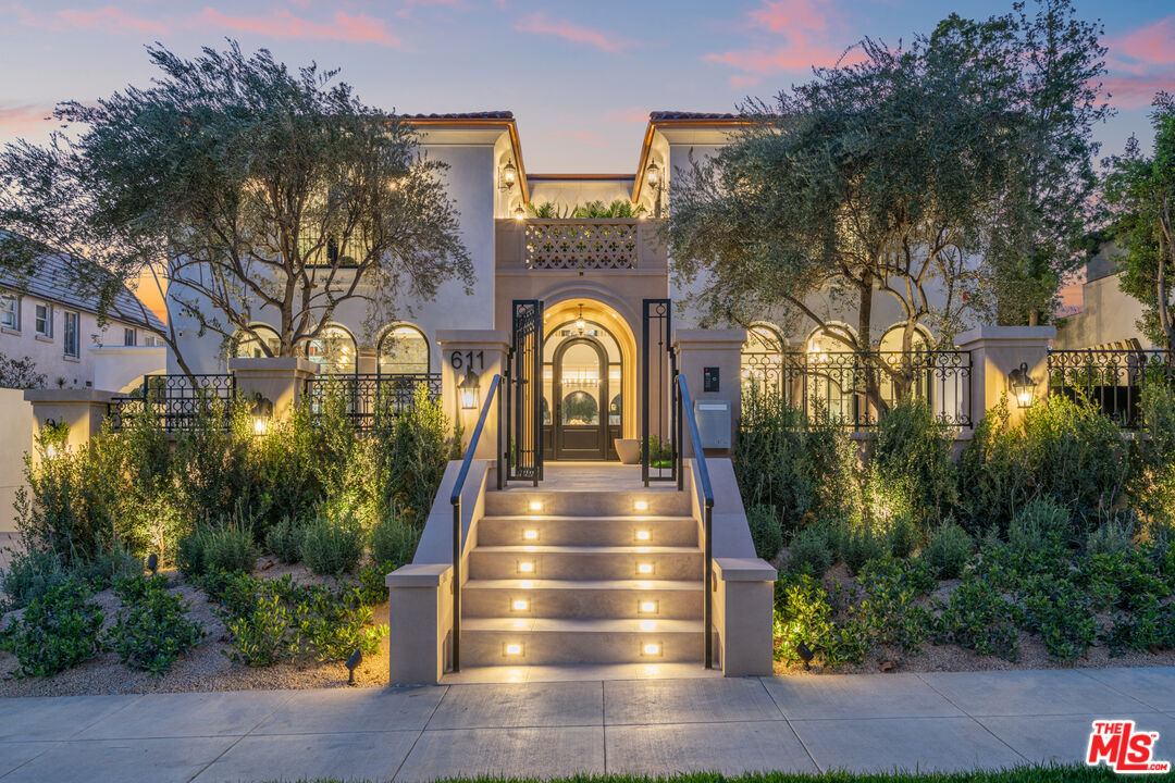 611 North Hillcrest Road Beverly Hills, CA 90210 - Photo 2 of 65 a view of a yard in front of the house