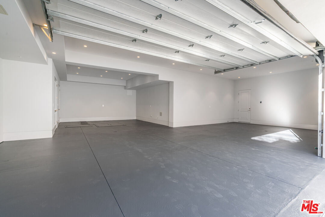 611 North Hillcrest Road Beverly Hills, CA 90210 - Photo 60 of 65 a view of empty room