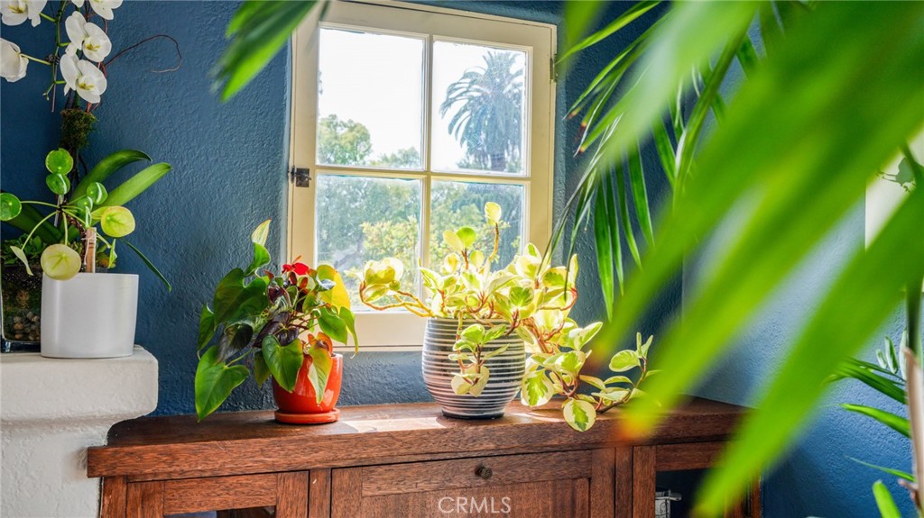 270 Clinton Street Pasadena, CA 91103 - Photo 17 of 75 a vase of flowers sitting on a table