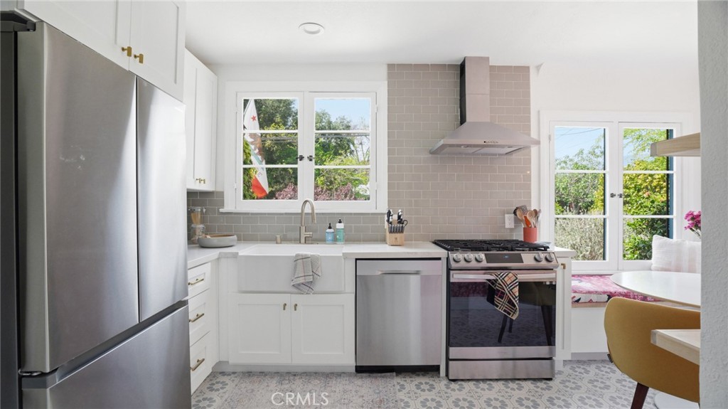 270 Clinton Street Pasadena, CA 91103 - Photo 28 of 75 a kitchen with a stove a sink and a refrigerator