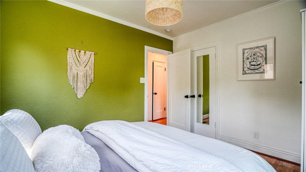 270 Clinton Street Pasadena, CA 91103 - Photo 39 of 75 a bedroom with a bed and a window