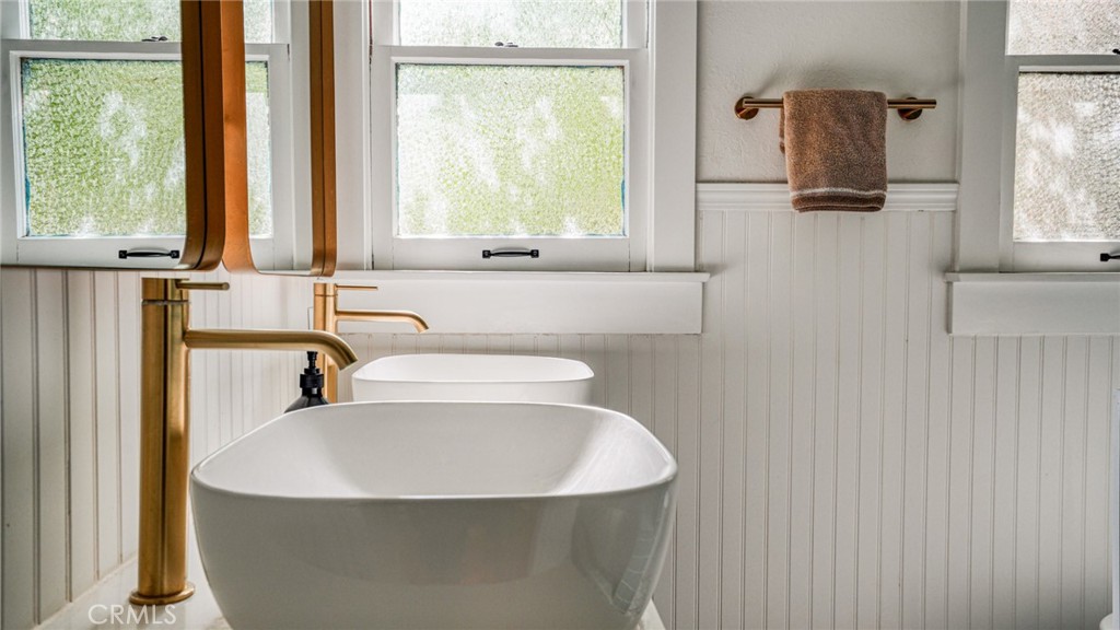 270 Clinton Street Pasadena, CA 91103 - Photo 40 of 75 a bathroom with a sink and a window