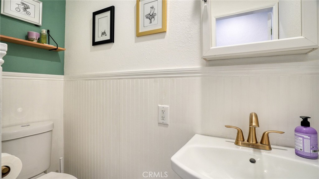 270 Clinton Street Pasadena, CA 91103 - Photo 48 of 75 a bathroom with a sink and a toilet