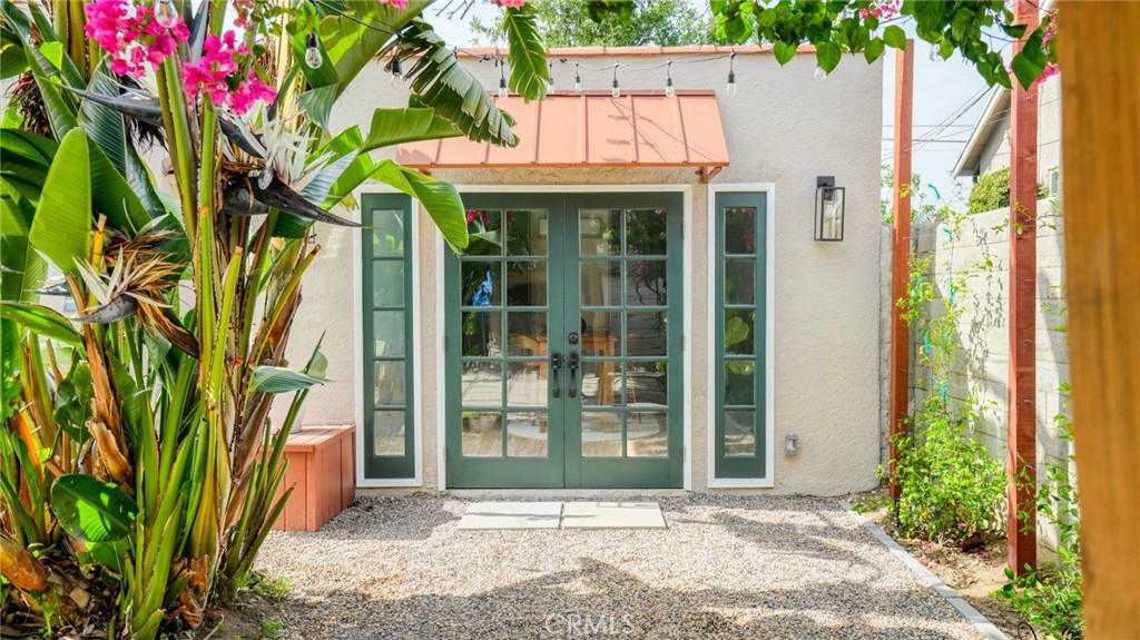 270 Clinton Street Pasadena, CA 91103 - Photo 55 of 75 a front view of a house with a garden