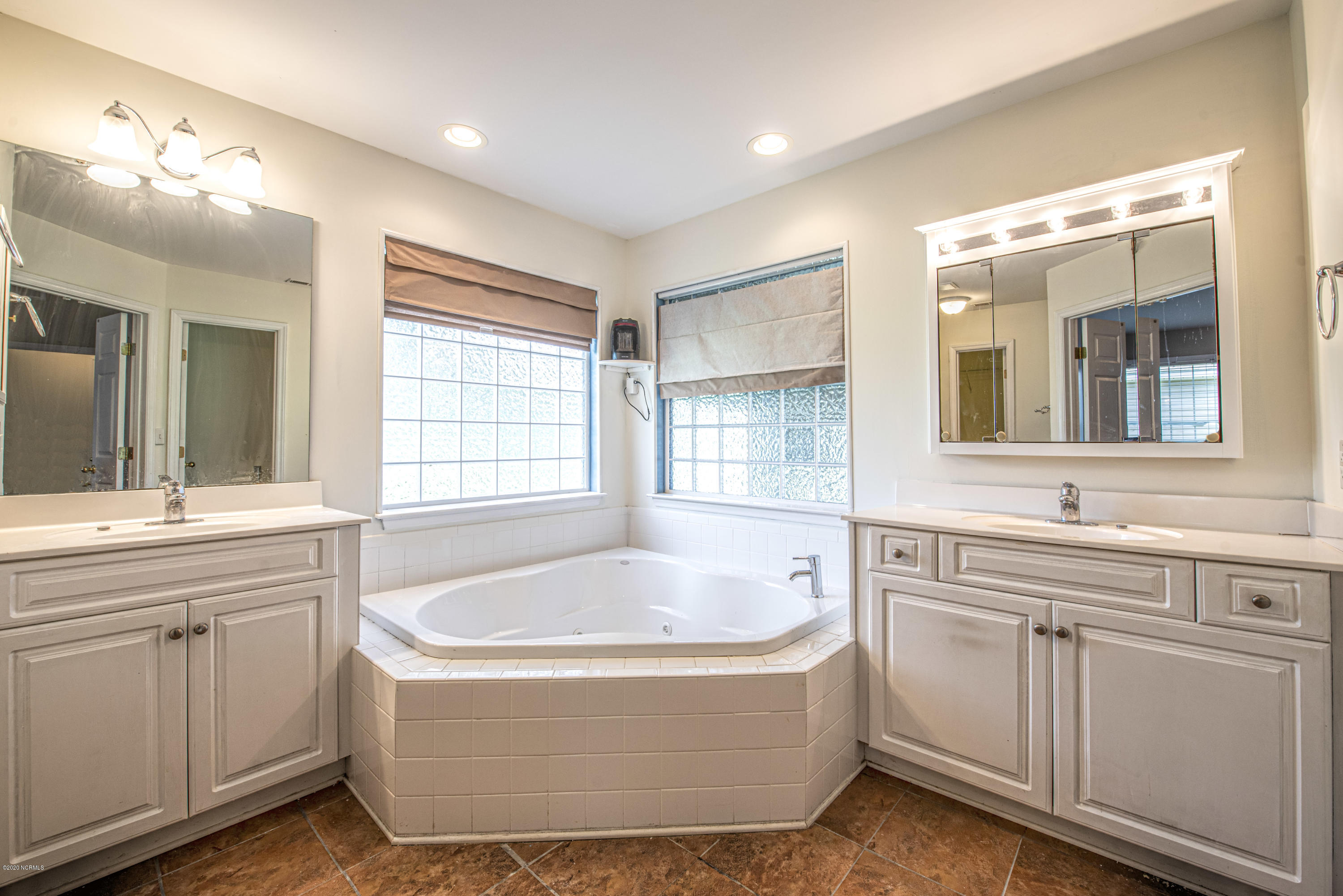 138 Bermuda View New Bern, NC 28560 - Photo 13 of 33 Master Bathroom