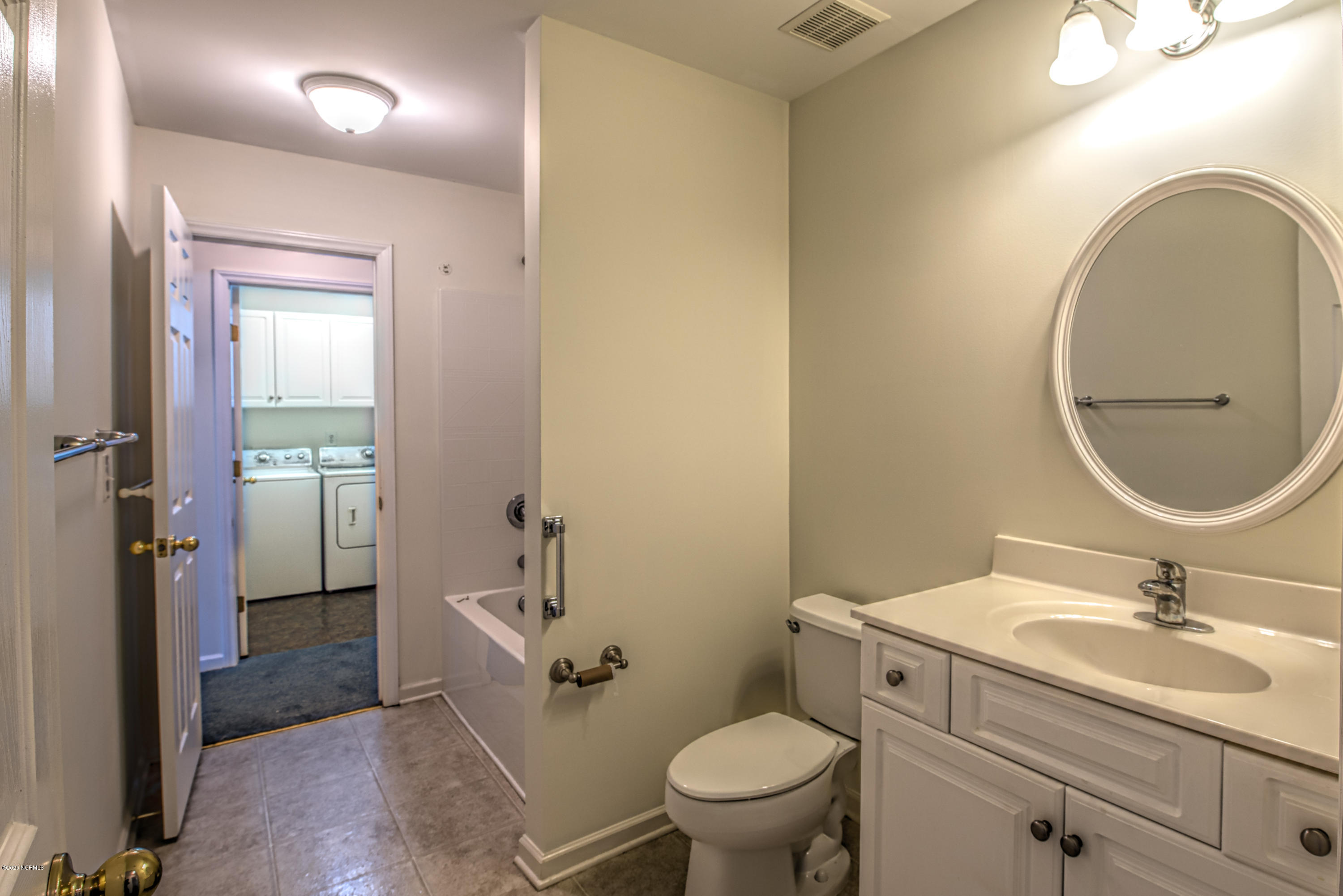 138 Bermuda View New Bern, NC 28560 - Photo 17 of 33 Guest Bathroom