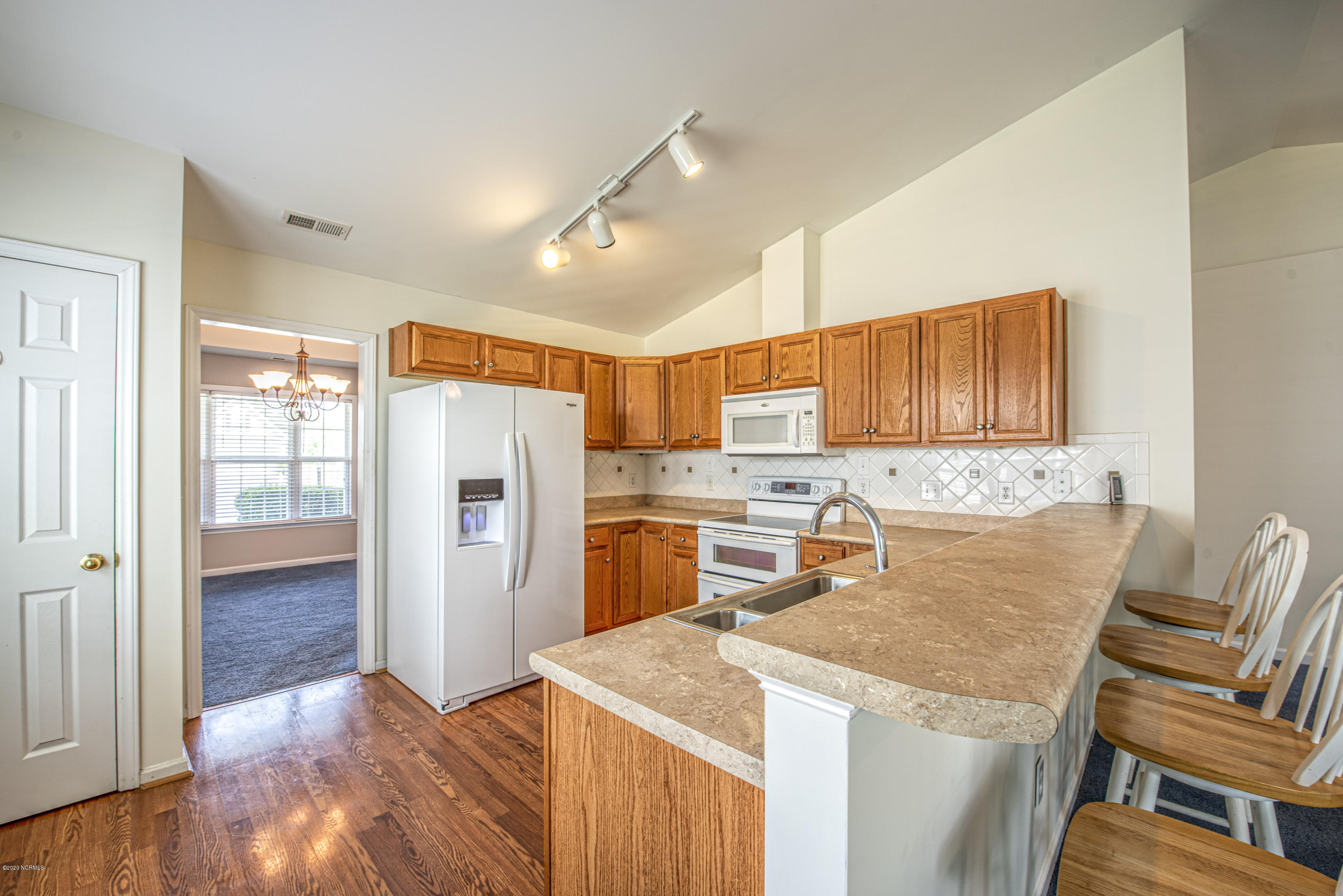 138 Bermuda View New Bern, NC 28560 - Photo 2 of 33 Kitchen