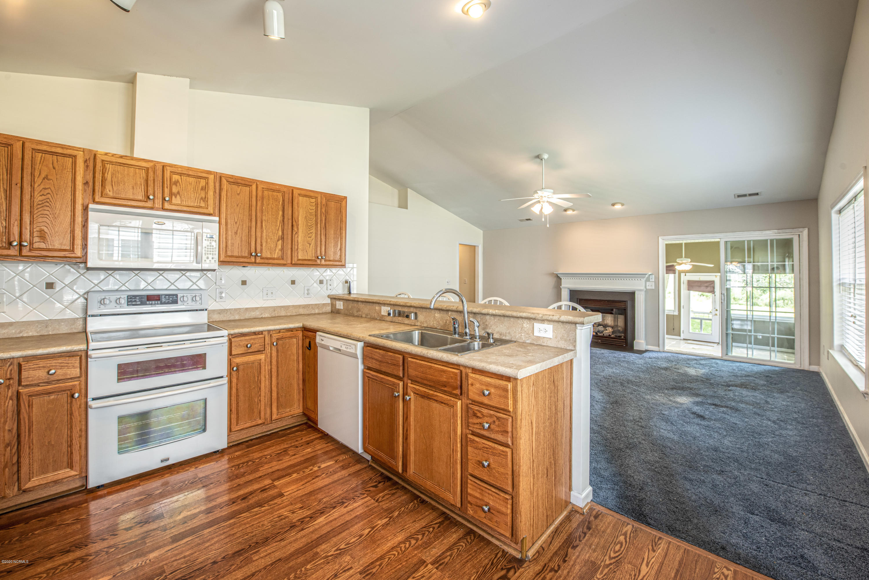 138 Bermuda View New Bern, NC 28560 - Photo 8 of 33 Kitchen and Living Room