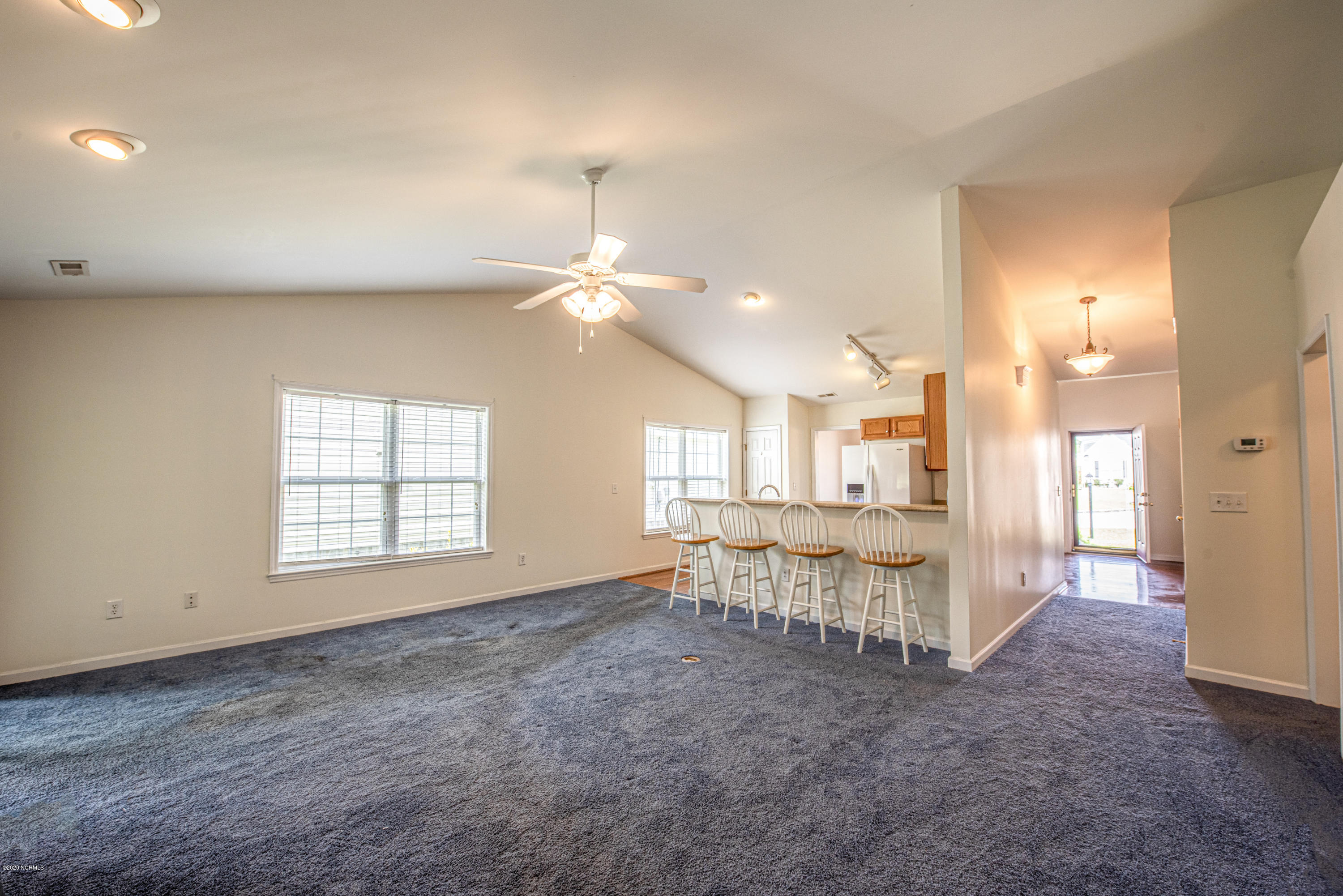 138 Bermuda View New Bern, NC 28560 - Photo 10 of 33 Living Room and Kitchen