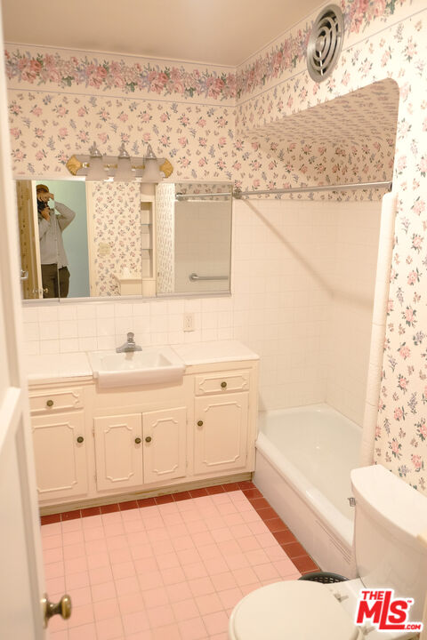 Undisclosed Address Los Angeles, CA 90066 - Photo 14 of 27 a bathroom with a bathtub sink and mirror