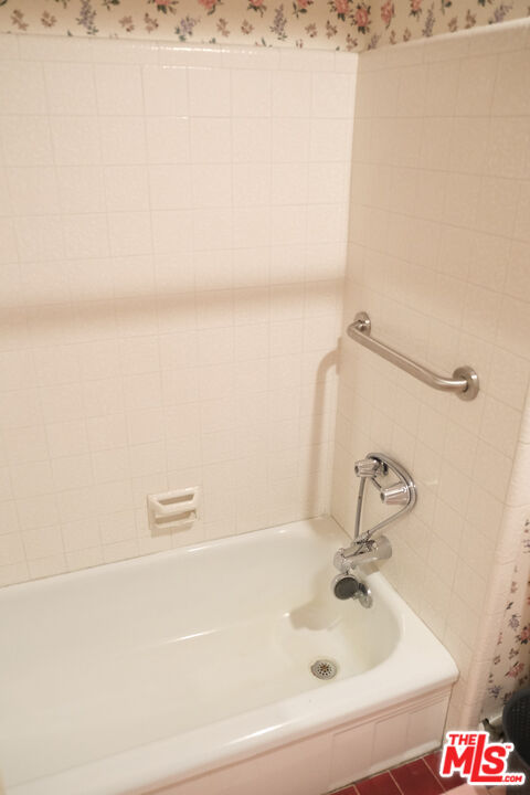 Undisclosed Address Los Angeles, CA 90066 - Photo 15 of 27 a bathroom with a bathtub