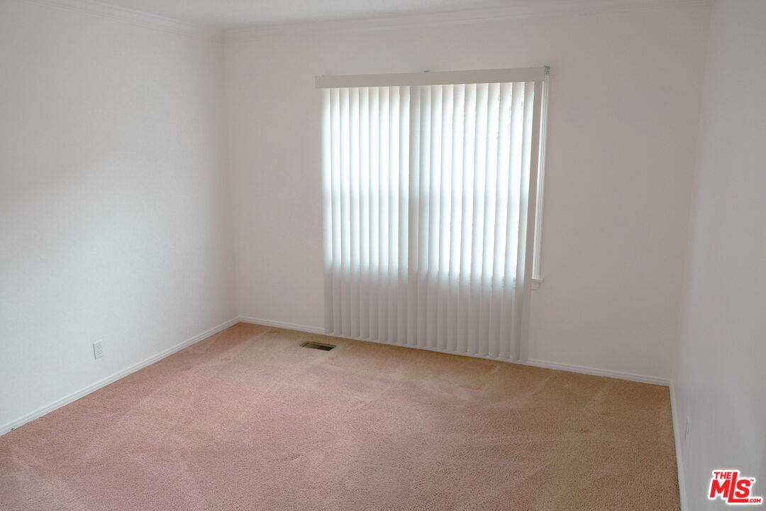 Undisclosed Address Los Angeles, CA 90066 - Photo 16 of 27 an empty room with windows
