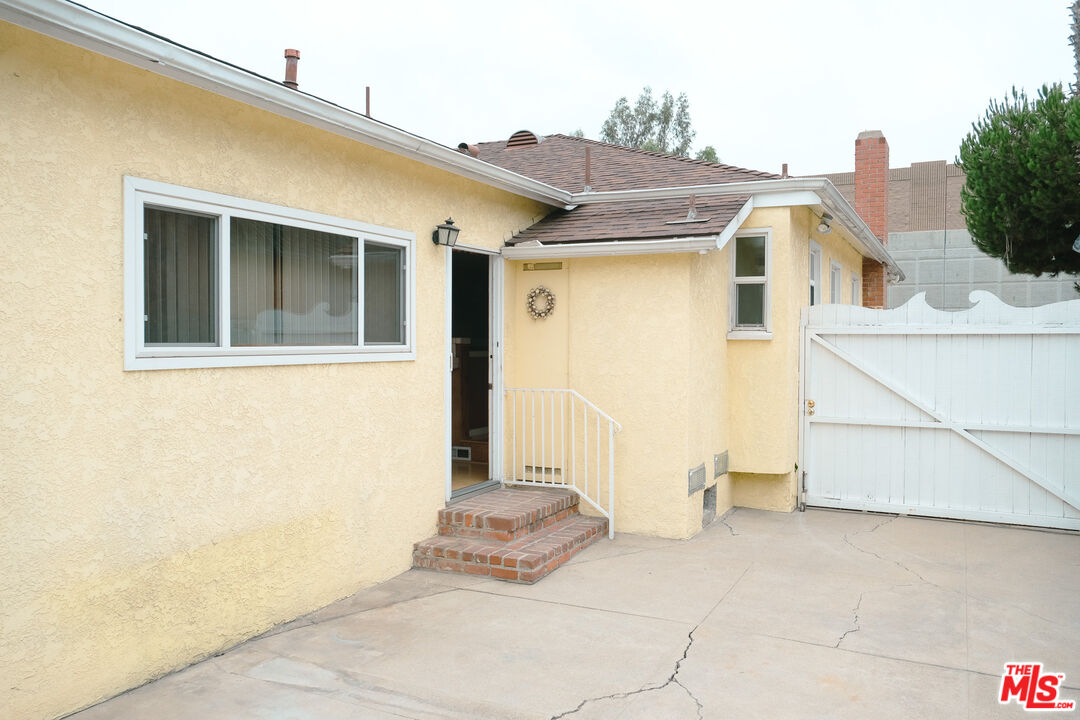 Undisclosed Address Los Angeles, CA 90066 - Photo 22 of 27 a view of a house with backyard